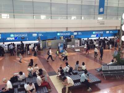 空港ビルに入って目に入る風景（BAGGAGE）