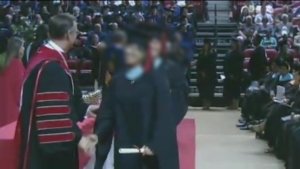 学長と握手 学長と握手