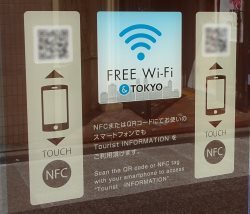 Free WiFi の表示とバーコード