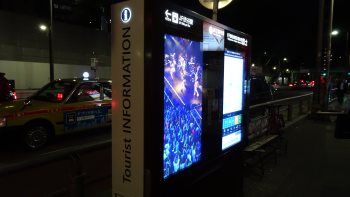 夜の観光案内標識と左側ディスプレイ 夜の観光案内標識と左側ディスプレイ