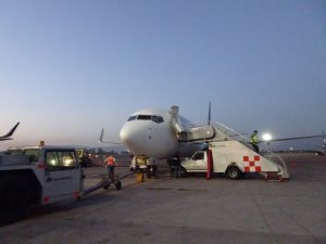 歩いて搭乗機へ 歩いて搭乗機へ