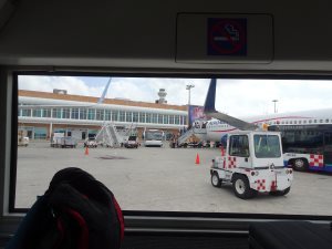 バスで搭乗機を離れる バスで搭乗機を離れる