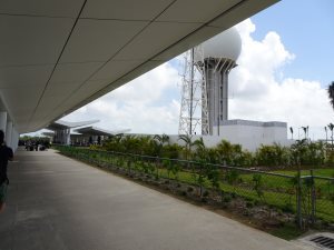 空港ビルから出る 空港ビルから出る