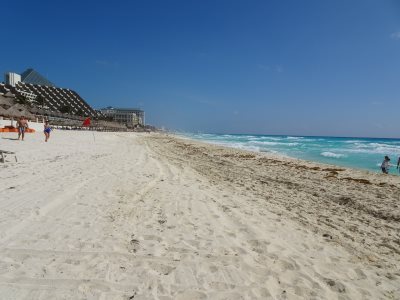 カンクン　ホテル前の砂浜