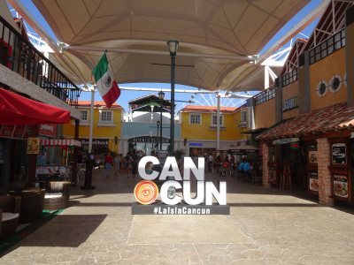カンクンの水族館近くの飲食店街(Rodolfo Walker) カンクンの水族館近くの飲食店街(Rodolfo Walker)