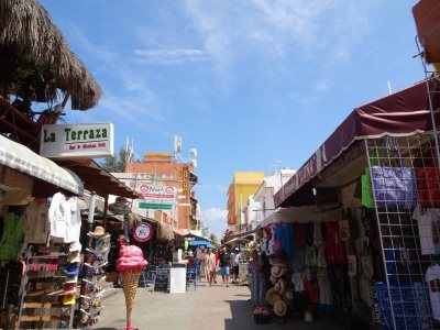 イスラ・ムヘーレスのPlaya norteからフェリーターミナルに向かう商店街 イスラ・ムヘーレスのPlaya norteからフェリーターミナルに向かう商店街