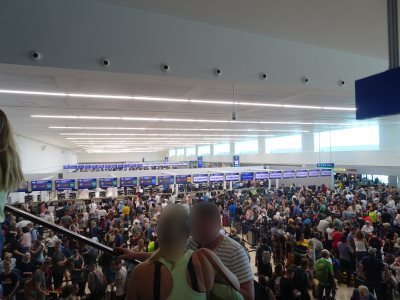 カンクン　停電によるシステム停止で混雑する空港