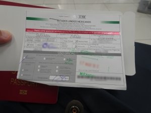 航空券にホッチキスで付けられた出国カード 航空券にホッチキスで付けられた出国カード