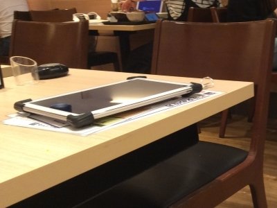 テーブルに置かれたタブレット端末 テーブルに置かれたタブレット端末