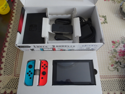 外箱のゲーム機と付属品 外箱のゲーム機と付属品